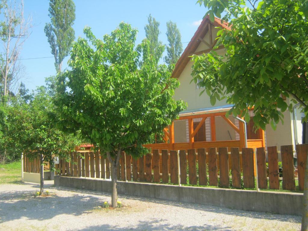 Benaja Swiss Nyaralohaz Villa Keszthely Luaran gambar
